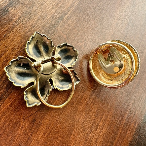 Set of 2 vintage scarf clips maple leaf and faux pearl cabochon - Picture 5 of 6